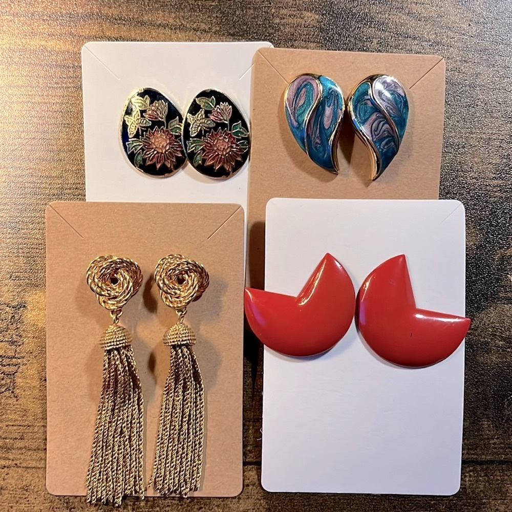 4 Pairs of fun vintage 80s/90s earrings.